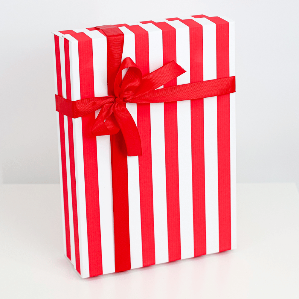 Białe pudełko na prezent z kokardką - giftlink duże biało czerwone w pasy