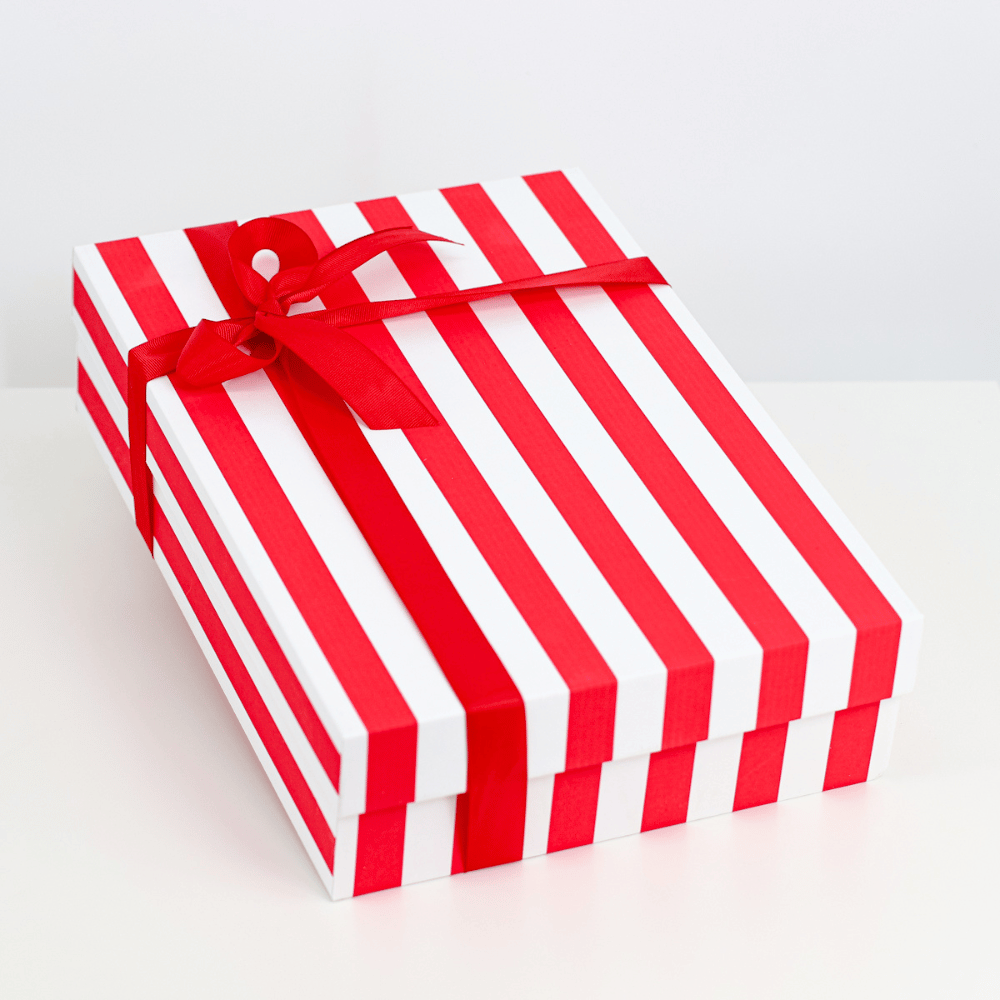 Białe pudełko na prezent z kokardką - giftlink duże biało czerwone w pasy